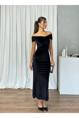 Omzu Açık Fiyonk Görünümlü Arkası Yırtmaçlı Uzun Kadın Scarlet Elbise