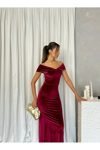 Omzu Açık Fiyonk Görünümlü Arkası Yırtmaçlı Uzun Kadın Scarlet Elbise